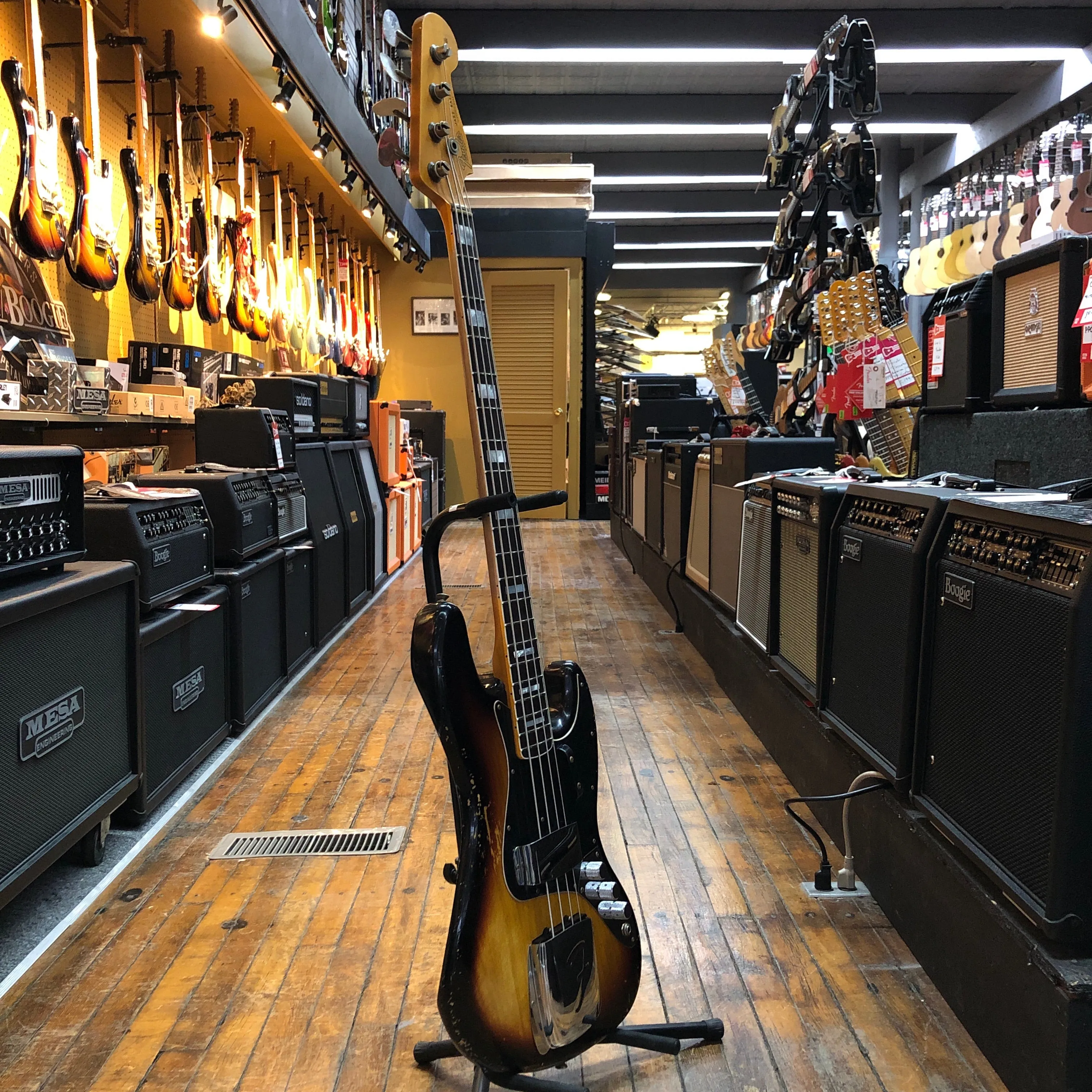 Fender Custom Shop Limited Edition Custom Jazz Bass Heavy Relic Faded Aged 3-Color Sunburst w/Hard Case